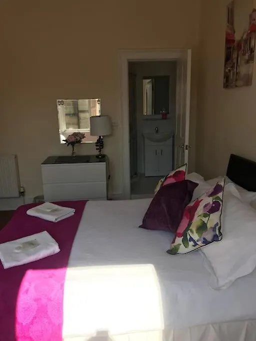 Central 3 Bedrooms Apartment For Upto 6 Edynburg