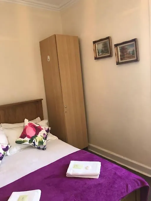 Central 3 Bedrooms Apartment For Upto 6 Edynburg