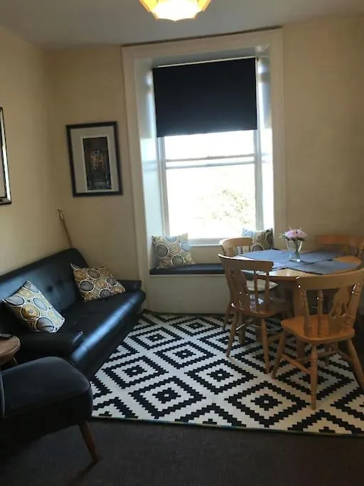 Central 3 Bedrooms Apartment For Upto 6 Edinburgh